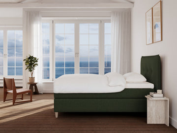 Snefrid Nordlys 140x200 Mørkegrøn Nordic Dream tilbyr senger med skandinavisk design og materialer av høy kvalitet. Opplev perfekt komfort for en god natts søvn. Bestill din i dag!