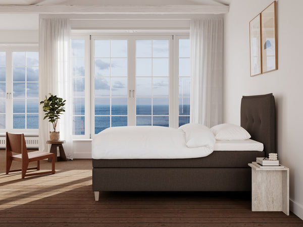 Snefrid Nordlys 140x210 Mørk Brun Nordic Dream tilbyr senger med skandinavisk design og materialer av høy kvalitet. Opplev perfekt komfort for en god natts søvn. Bestill din i dag!