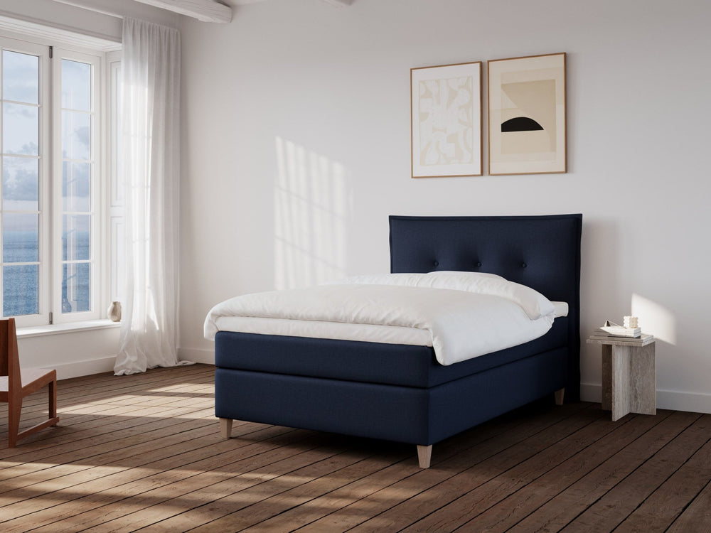 Snefrid Nordlys 140x210 Mørkeblå Nordic Dream tilbyr senger med skandinavisk design og materialer av høy kvalitet. Opplev perfekt komfort for en god natts søvn. Bestill din i dag!