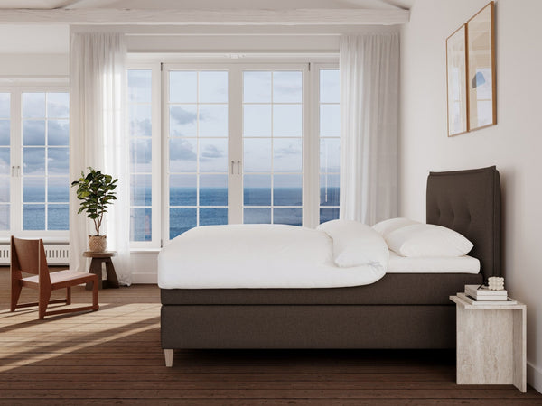 Snefrid Nordlys 150x200 Mørk Brun Nordic Dream tilbyr senger med skandinavisk design og materialer av høy kvalitet. Opplev perfekt komfort for en god natts søvn. Bestill din i dag!