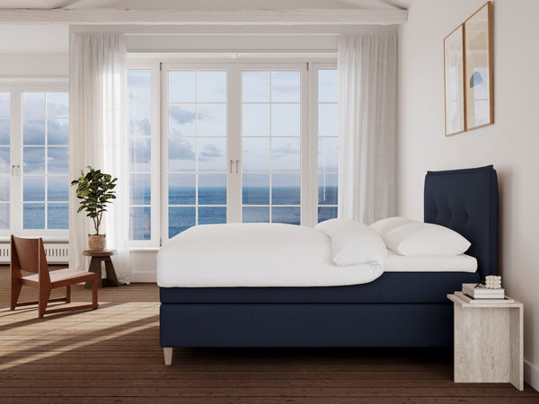 Snefrid Nordlys 150x200 Mørkeblå Nordic Dream tilbyr senger med skandinavisk design og materialer av høy kvalitet. Opplev perfekt komfort for en god natts søvn. Bestill din i dag!