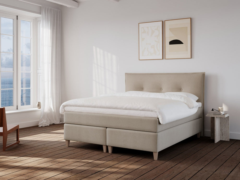 Snefrid Nordlys 160x200 Bouclé latte Nordic Dream tilbyr senger med skandinavisk design og materialer av høy kvalitet. Opplev perfekt komfort for en god natts søvn. Bestill din i dag!