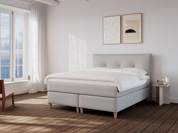 Snefrid Nordlys 160x210 Lysegrå Nordic Dream tilbyr senger med skandinavisk design og materialer av høy kvalitet. Opplev perfekt komfort for en god natts søvn. Bestill din i dag!