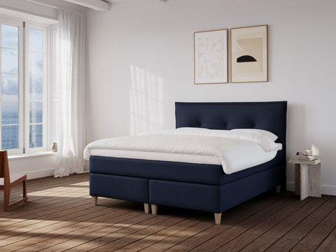 Snefrid Nordlys 160x210 Mørkeblå Nordic Dream tilbyr senger med skandinavisk design og materialer av høy kvalitet. Opplev perfekt komfort for en god natts søvn. Bestill din i dag!