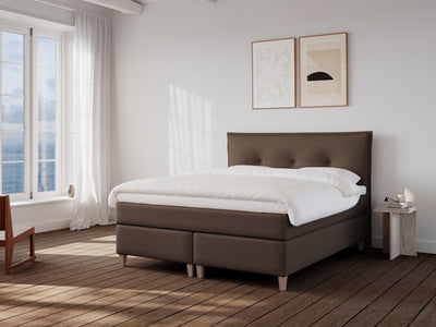 Snefrid Nordlys 180x200 Mørk Brun Nordic Dream tilbyr senger med skandinavisk design og materialer av høy kvalitet. Opplev perfekt komfort for en god natts søvn. Bestill din i dag!