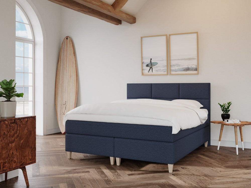 Snefrid Nordlys 180x210 Mørkeblå Nordic Dream tilbyr senger med skandinavisk design og materialer av høy kvalitet. Opplev perfekt komfort for en god natts søvn. Bestill din i dag!