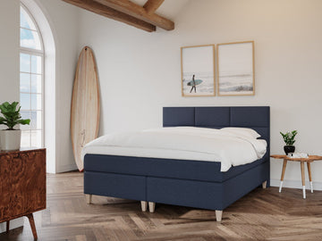 Snefrid Nordlys 180x210 Mørkeblå Nordic Dream tilbyr senger med skandinavisk design og materialer av høy kvalitet. Opplev perfekt komfort for en god natts søvn. Bestill din i dag!