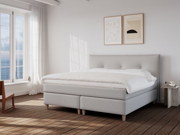 Snefrid Nordlys 200x200 Lysegrå Nordic Dream tilbyr senger med skandinavisk design og materialer av høy kvalitet. Opplev perfekt komfort for en god natts søvn. Bestill din i dag!