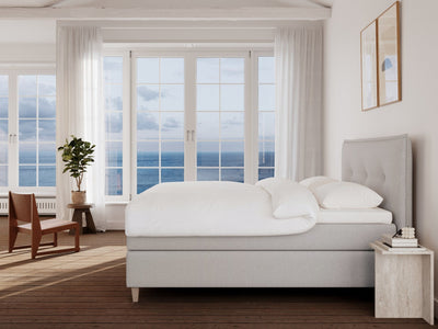 Snefrid Nordlys 200x200 Lysegrå Nordic Dream tilbyr senger med skandinavisk design og materialer av høy kvalitet. Opplev perfekt komfort for en god natts søvn. Bestill din i dag!