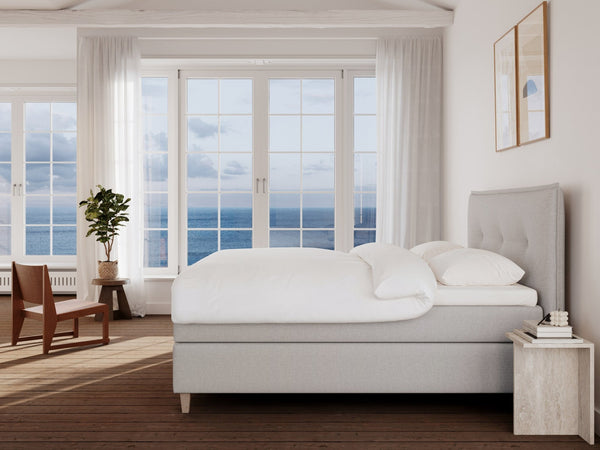 Snefrid Nordlys 200x200 Lysegrå Nordic Dream tilbyr senger med skandinavisk design og materialer av høy kvalitet. Opplev perfekt komfort for en god natts søvn. Bestill din i dag!