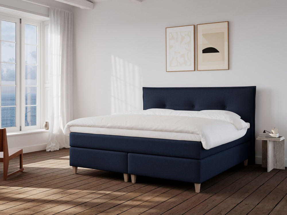 Snefrid Nordlys 200x200 Mørkeblå Nordic Dream tilbyr senger med skandinavisk design og materialer av høy kvalitet. Opplev perfekt komfort for en god natts søvn. Bestill din i dag!