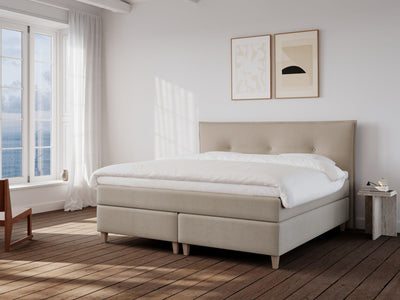 Snefrid Nordlys 210x210 Bouclé latte Nordic Dream tilbyr senger med skandinavisk design og materialer av høy kvalitet. Opplev perfekt komfort for en god natts søvn. Bestill din i dag!