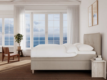 Snefrid Nordlys 210x210 Bouclé latte Nordic Dream tilbyr senger med skandinavisk design og materialer av høy kvalitet. Opplev perfekt komfort for en god natts søvn. Bestill din i dag!