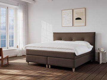 Snefrid Nordlys 210x210 Mørk Brun Nordic Dream tilbyr senger med skandinavisk design og materialer av høy kvalitet. Opplev perfekt komfort for en god natts søvn. Bestill din i dag!