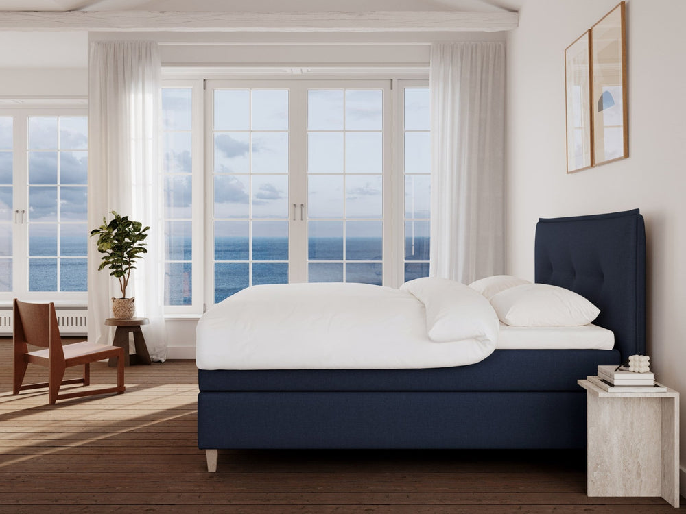 Snefrid Nordlys 210x210 Mørkeblå Nordic Dream tilbyr senger med skandinavisk design og materialer av høy kvalitet. Opplev perfekt komfort for en god natts søvn. Bestill din i dag!