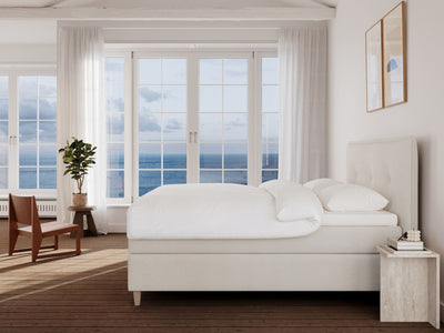 Snefrid Nordlys 220x220 Bouclé cream Nordic Dream tilbyr senger med skandinavisk design og materialer av høy kvalitet. Opplev perfekt komfort for en god natts søvn. Bestill din i dag!