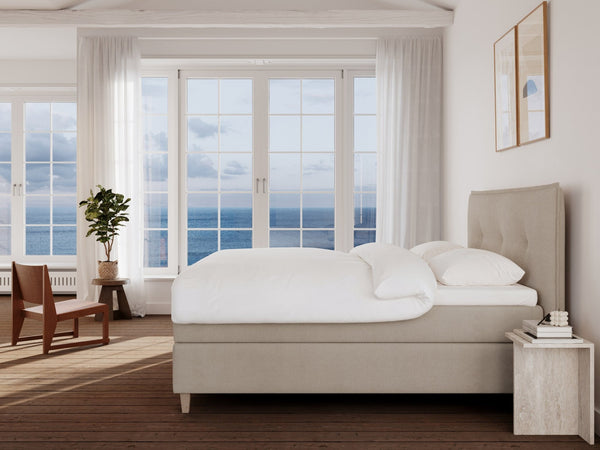 Snefrid Nordlys 220x220 Bouclé latte Nordic Dream tilbyr senger med skandinavisk design og materialer av høy kvalitet. Opplev perfekt komfort for en god natts søvn. Bestill din i dag!