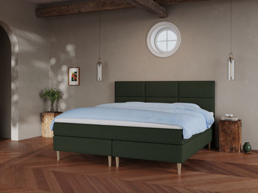 Svanhild Älv 210x210 Mørkegrøn Nordic Dream tilbyr senger med skandinavisk design og materialer av høy kvalitet. Opplev perfekt komfort for en god natts søvn. Bestill din i dag!