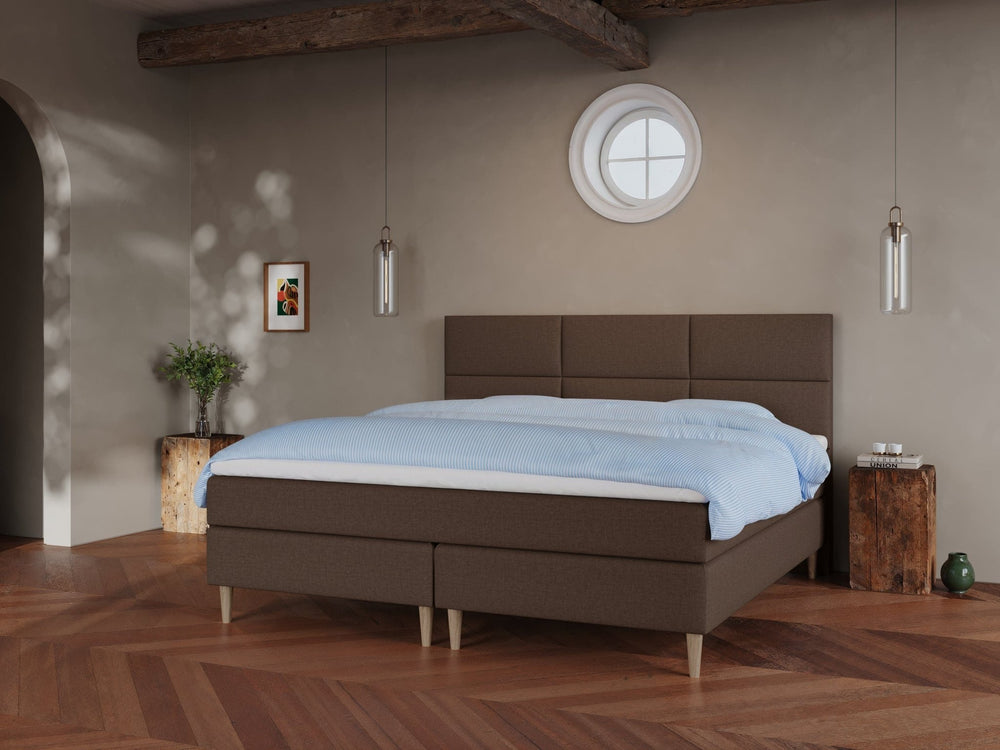 Svanhild Fjäll 210x210 Mørk brun Nordic Dream tilbyr senger med skandinavisk design og materialer av høy kvalitet. Opplev perfekt komfort for en god natts søvn. Bestill din i dag!