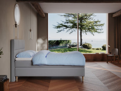 Svanhild Fjord 120x200 Lysegrå Nordic Dream tilbyr senger med skandinavisk design og materialer av høy kvalitet. Opplev perfekt komfort for en god natts søvn. Bestill din i dag!