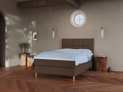 Svanhild Fjord 120x200 Mørk brun Nordic Dream tilbyr senger med skandinavisk design og materialer av høy kvalitet. Opplev perfekt komfort for en god natts søvn. Bestill din i dag!