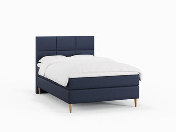 Svanhild Fjord 120x200 Mørkeblå Nordic Dream tilbyr senger med skandinavisk design og materialer av høy kvalitet. Opplev perfekt komfort for en god natts søvn. Bestill din i dag!