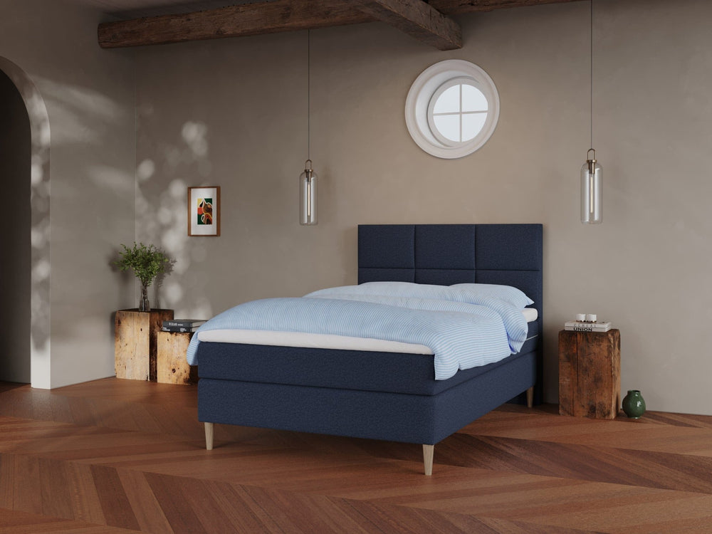 Svanhild Fjord 120x200 Mørkeblå Nordic Dream tilbyr senger med skandinavisk design og materialer av høy kvalitet. Opplev perfekt komfort for en god natts søvn. Bestill din i dag!