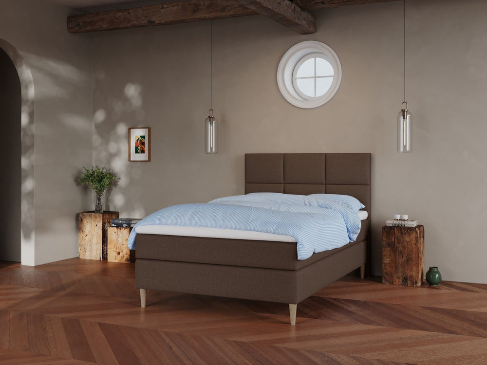 Svanhild Fjord 140x200 Mørk brun Nordic Dream tilbyr senger med skandinavisk design og materialer av høy kvalitet. Opplev perfekt komfort for en god natts søvn. Bestill din i dag!