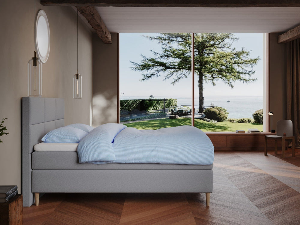 Svanhild Fjord 160x200 Lysegrå Nordic Dream tilbyr senger med skandinavisk design og materialer av høy kvalitet. Opplev perfekt komfort for en god natts søvn. Bestill din i dag!