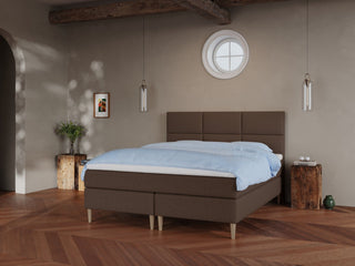 Svanhild Fjord 160x200 Mørk brun Nordic Dream tilbyr senger med skandinavisk design og materialer av høy kvalitet. Opplev perfekt komfort for en god natts søvn. Bestill din i dag!
