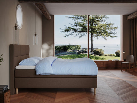 Svanhild Fjord 160x200 Mørk brun Nordic Dream tilbyr senger med skandinavisk design og materialer av høy kvalitet. Opplev perfekt komfort for en god natts søvn. Bestill din i dag!
