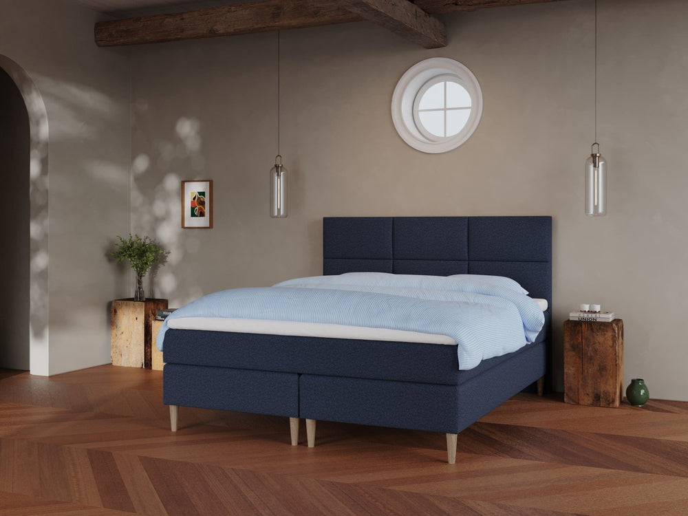 Svanhild Fjord 160x200 Mørkeblå Nordic Dream tilbyr senger med skandinavisk design og materialer av høy kvalitet. Opplev perfekt komfort for en god natts søvn. Bestill din i dag!