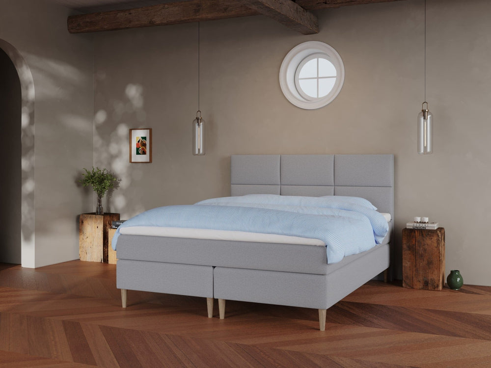 Svanhild Fjord 160x210 Lysegrå Nordic Dream tilbyr senger med skandinavisk design og materialer av høy kvalitet. Opplev perfekt komfort for en god natts søvn. Bestill din i dag!