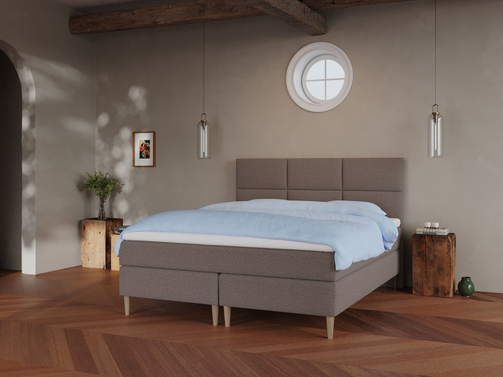 Svanhild Fjord 180x200 Mørk brun Nordic Dream tilbyr senger med skandinavisk design og materialer av høy kvalitet. Opplev perfekt komfort for en god natts søvn. Bestill din i dag!