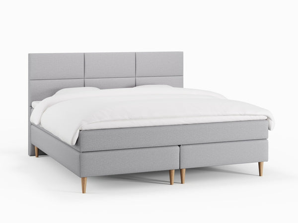 Svanhild Fjord 210x210 Lysegrå Nordic Dream tilbyr senger med skandinavisk design og materialer av høy kvalitet. Opplev perfekt komfort for en god natts søvn. Bestill din i dag!