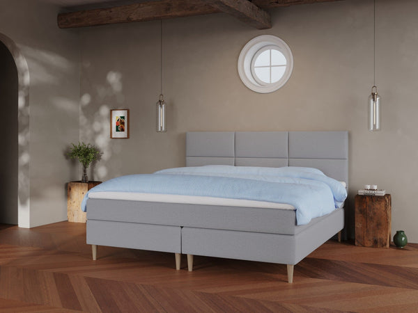 Svanhild Fjord 210x210 Lysegrå Nordic Dream tilbyr senger med skandinavisk design og materialer av høy kvalitet. Opplev perfekt komfort for en god natts søvn. Bestill din i dag!