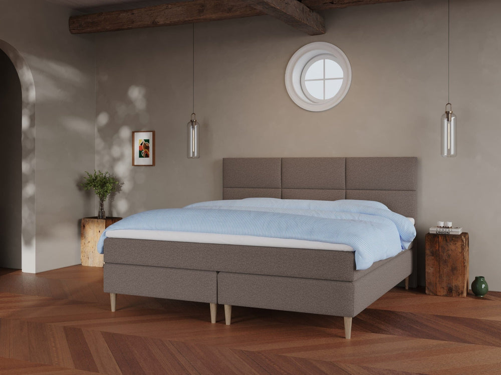 Svanhild Fjord 210x210 Mørk brun Nordic Dream tilbyr senger med skandinavisk design og materialer av høy kvalitet. Opplev perfekt komfort for en god natts søvn. Bestill din i dag!