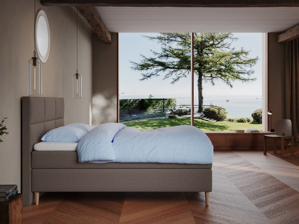 Svanhild Fjord 210x210 Mørk brun Nordic Dream tilbyr senger med skandinavisk design og materialer av høy kvalitet. Opplev perfekt komfort for en god natts søvn. Bestill din i dag!