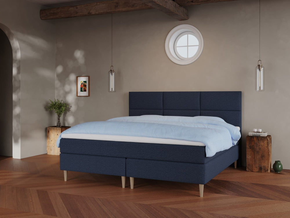 Svanhild Fjord 210x210 Mørkeblå Nordic Dream tilbyr senger med skandinavisk design og materialer av høy kvalitet. Opplev perfekt komfort for en god natts søvn. Bestill din i dag!