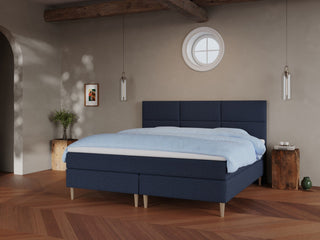 Svanhild Fjord 210x210 Mørkeblå Nordic Dream tilbyr senger med skandinavisk design og materialer av høy kvalitet. Opplev perfekt komfort for en god natts søvn. Bestill din i dag!