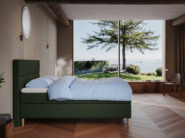 Svanhild Fjord 210x210 Mørkegrøn Nordic Dream tilbyr senger med skandinavisk design og materialer av høy kvalitet. Opplev perfekt komfort for en god natts søvn. Bestill din i dag!